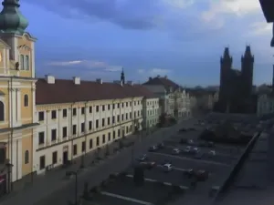 Náměstí po osmé večer