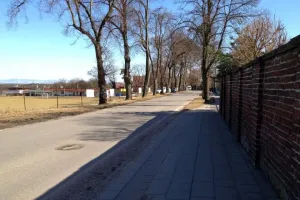 Podél zdi
