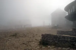 A už jen liliově bíle lilo