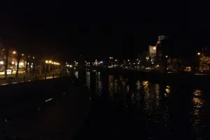 Noční nábřeží... v dešti