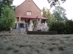 Zvonička se hřbitůvkem
