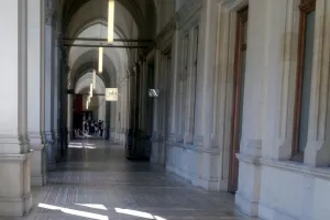 Wienbibliothek im Rathaus na chodbě