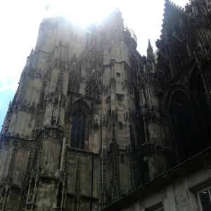 Nebeská záře nad věžemi