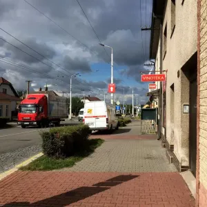 Temné mraky v čistém nebi po cestě do práce