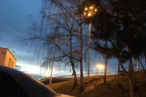 Soumrak pod lampou