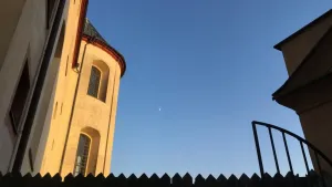 Měsíc za plotem