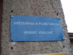 Plastová deska na zdi s nápisem