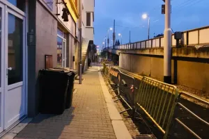 Rozkopané město ve dne