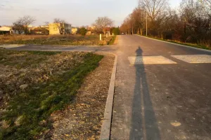 Poničená cesta