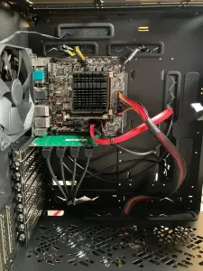 Kravička s ITXkou a RAID5 řadičem