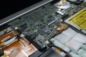 Hack - form-factor CF karty nemá jak držet v trayi