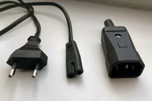 Standardní C7 kabel a C14 konektor