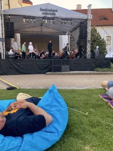 Tyvole nějaký pán čučí na vystoupení