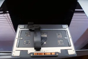 Trackpad leží volně, pozor na podložky