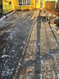 Siluety zádi k trati