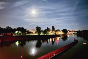 Měsíc nad řekou