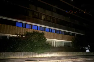 Nevypnuté stroje za okny